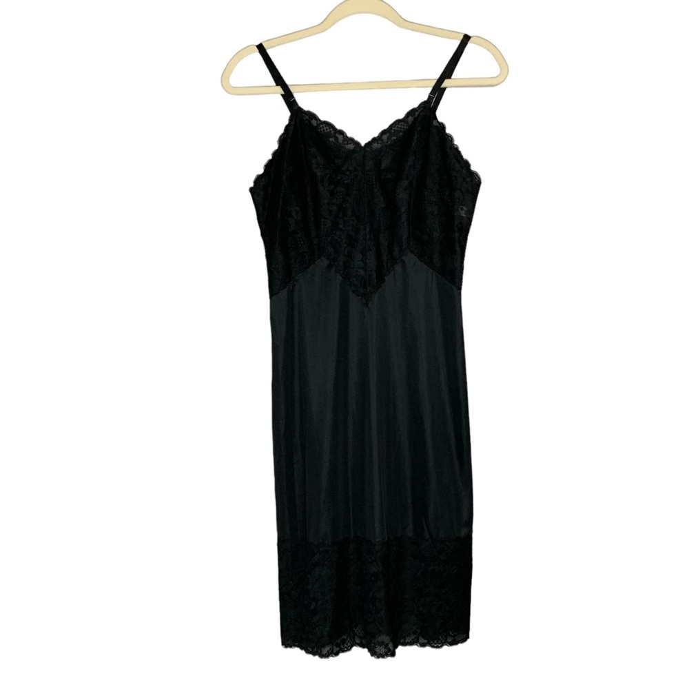 Vanity Fair Made In U.S.A. Vtg Black Chemise/Slip Lace Bust/Hemline. Size 32(S)